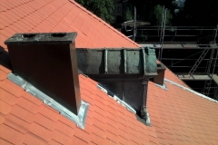 entourage cheminée et lucarne bombée